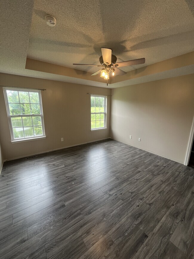 Building Photo - 723 Iron Horse Dr