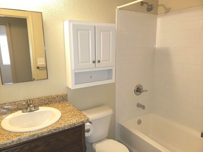Building Photo - 3 bedroom/2 bath home for Rent