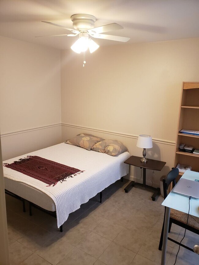 Building Photo - Fully furnished  1 year lease max. , 2 bedroom, 2 bath 2nd floor unit in the Poinciana Manor