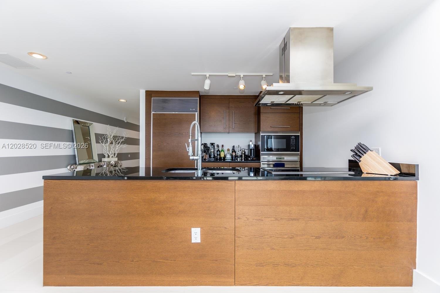 Building Photo - 495 Brickell Ave