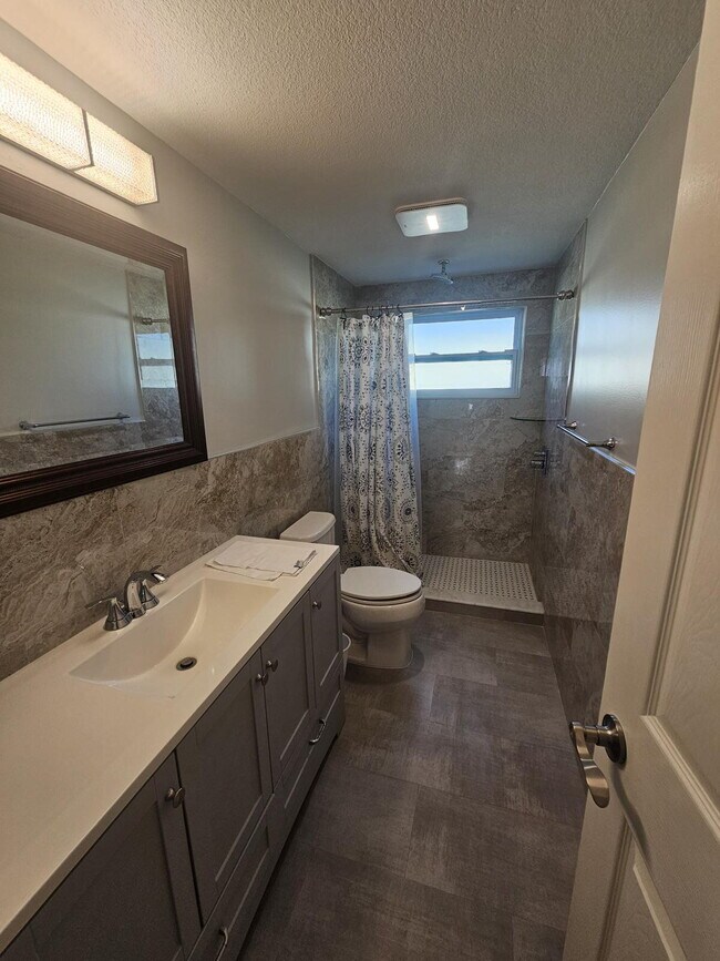 Building Photo - 2 bed, 2 bath waterfront retreat!