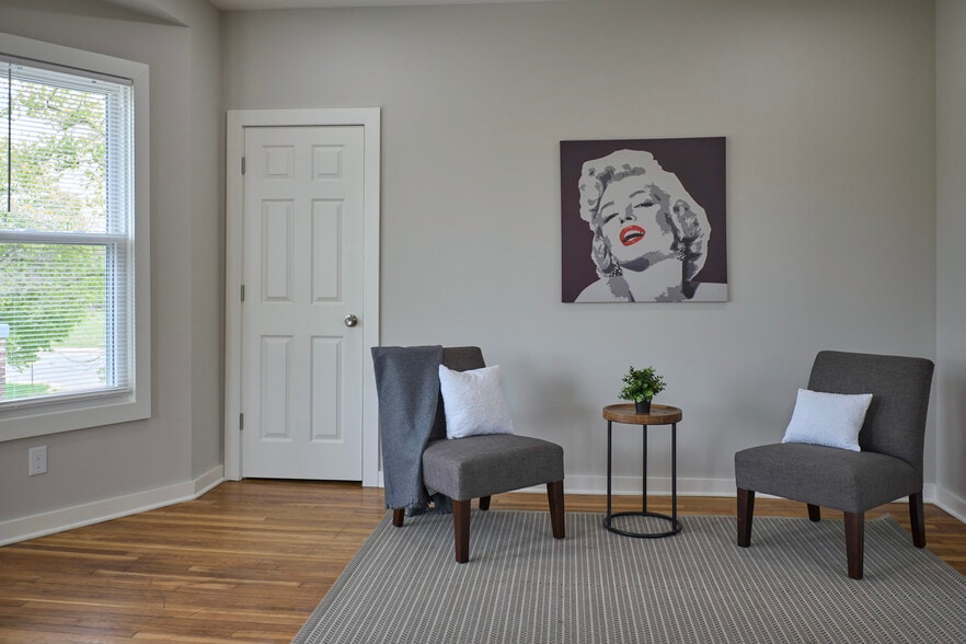Living - 644 Marston St