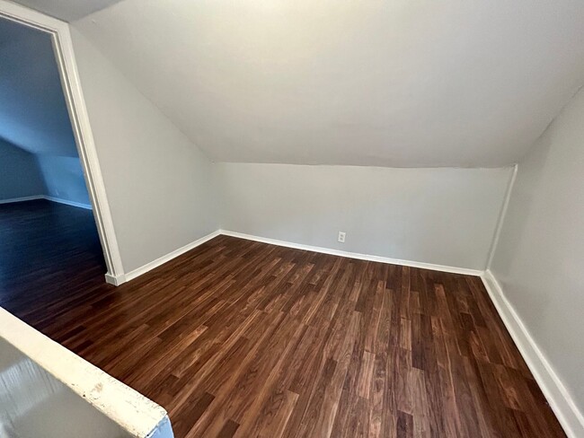 Building Photo - E. WALNUT HILLS - Cute 2 bed in upper of 2...