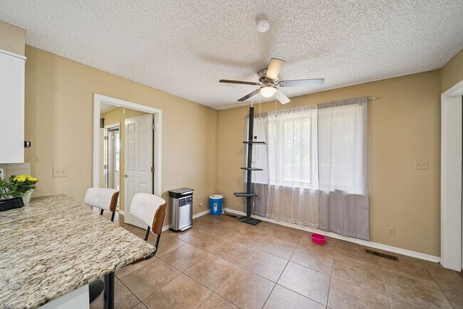 Building Photo - House for Rent 3 Bedrooms 2 Bath !!!!!