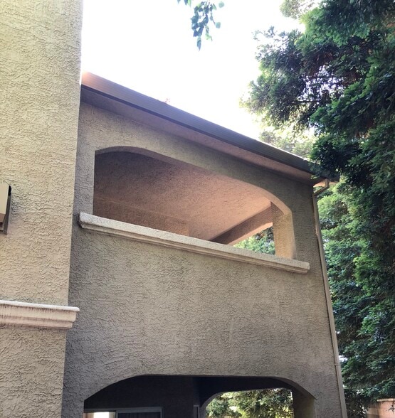 Huge upstairs wrap around patio - 10001 Woodcreek Oaks Blvd