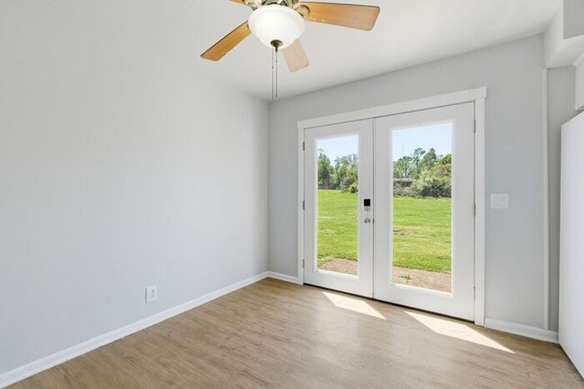 Building Photo - Prime Bellevue Location! 3-Bed Townhouse with 1.5 Baths