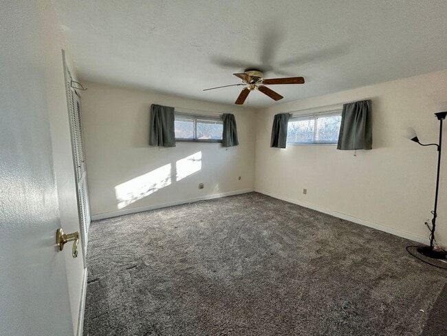 Building Photo - 3 bed 1 bath close to shopping, schools, parks and more!