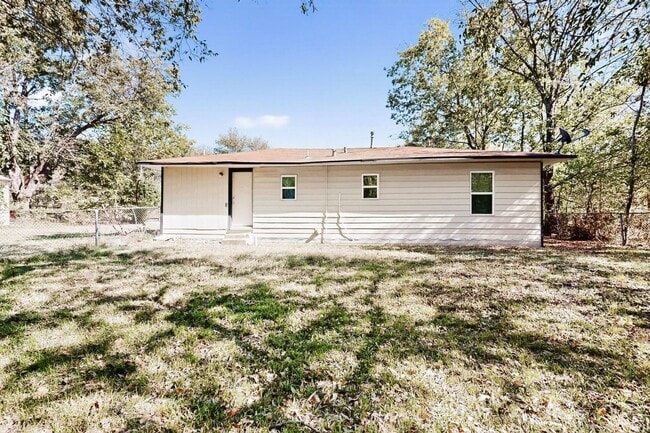Building Photo - Beautifully Updated 3-Bed, 2-Bath Home in Quiet Greenville Neighborhood