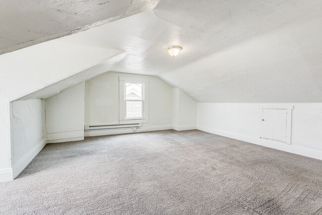 Building Photo - AVAILABLE July 2026 - Huge 5 Bedroom, 2 Bath Home in South Side Slopes w/ Garage Attached!