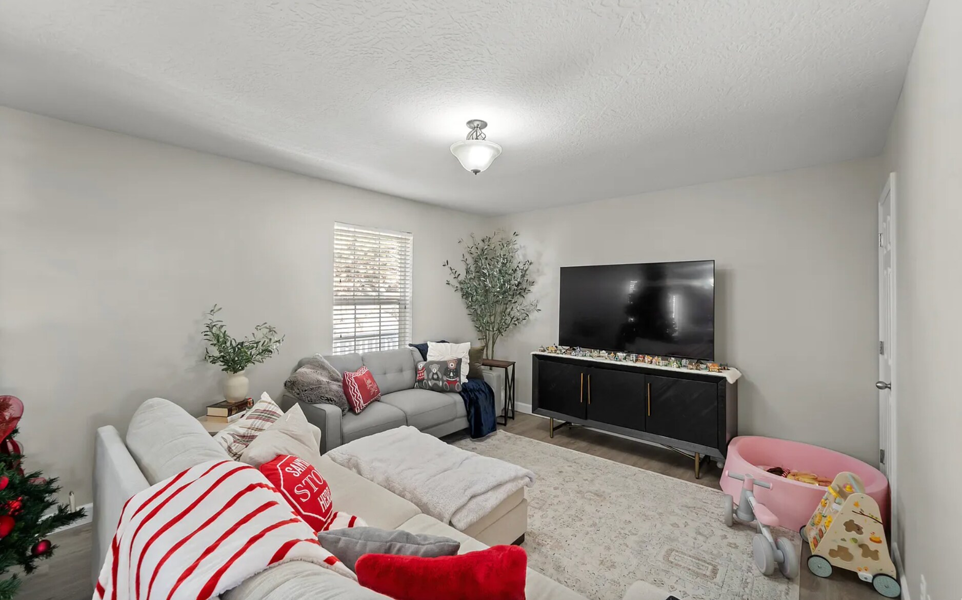 Building Photo - 1485 Navajo Dr