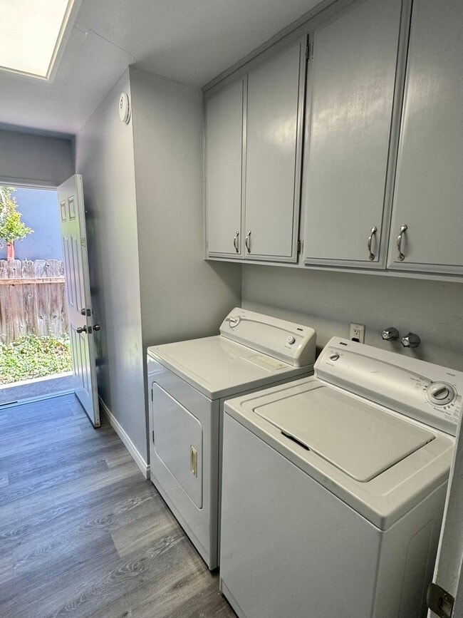 Building Photo - Beautiful & Welcoming 3 Bed/2 Bath Walking...