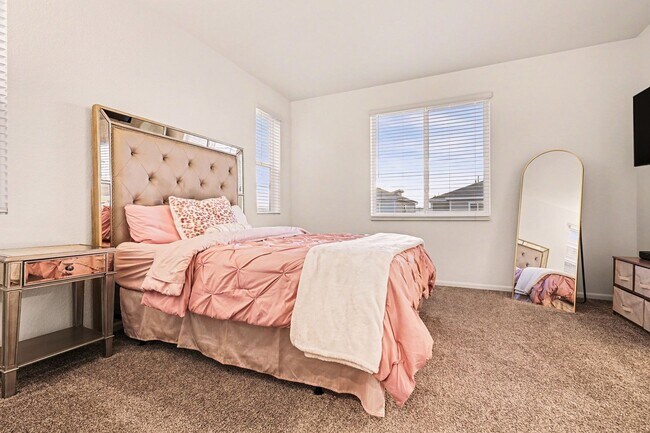 Building Photo - Available April 2026! 2 bed 2.5 bath townhouse!