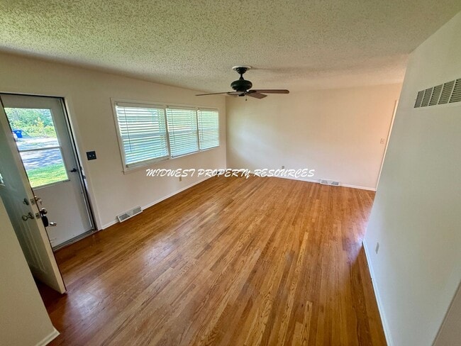 Building Photo - Adorable side by side split with brand new...
