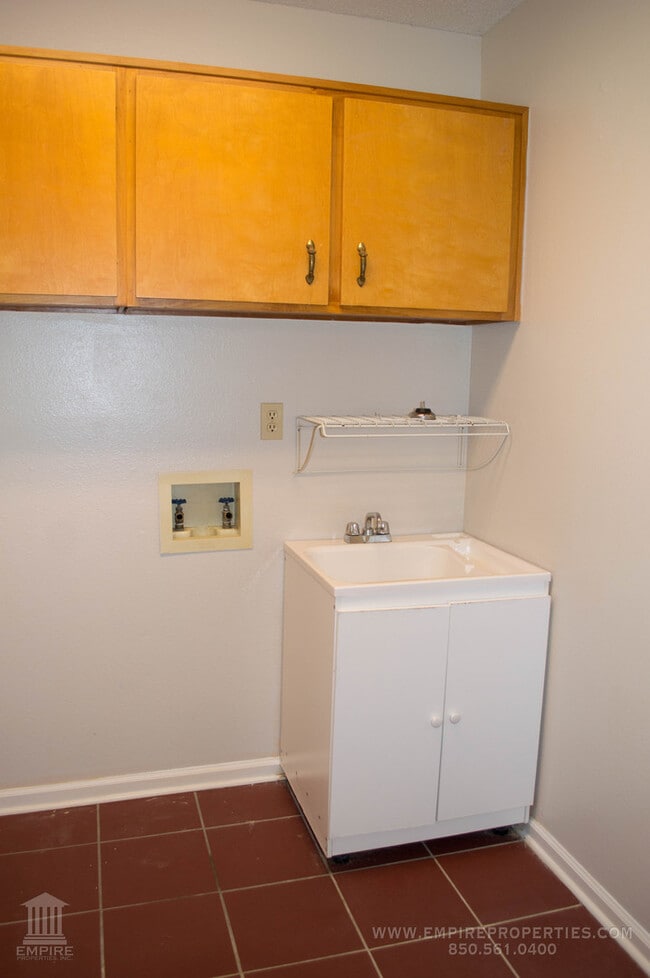 Building Photo - Beautiful Large home off of Mahan