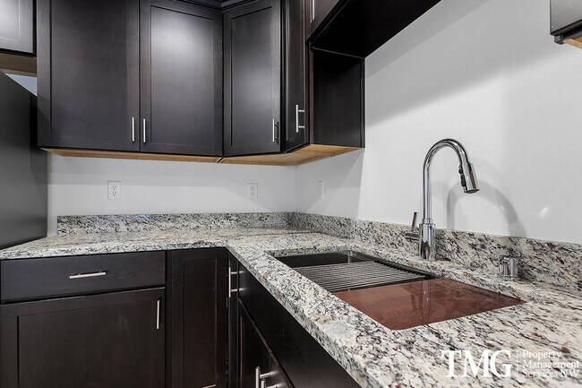 Building Photo - Modern townhome available June 1st!