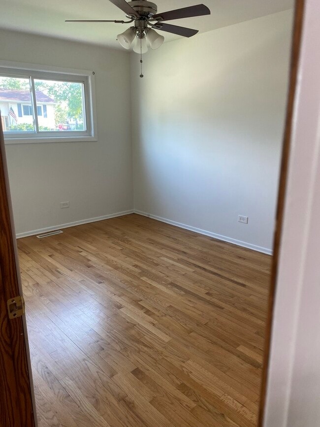 Building Photo - 10 E Schubert Ave