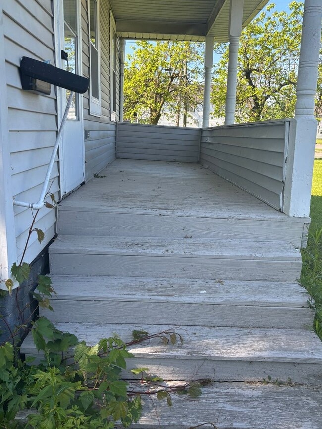 Building Photo - Section 8 Accepted! 3br 2-Story House