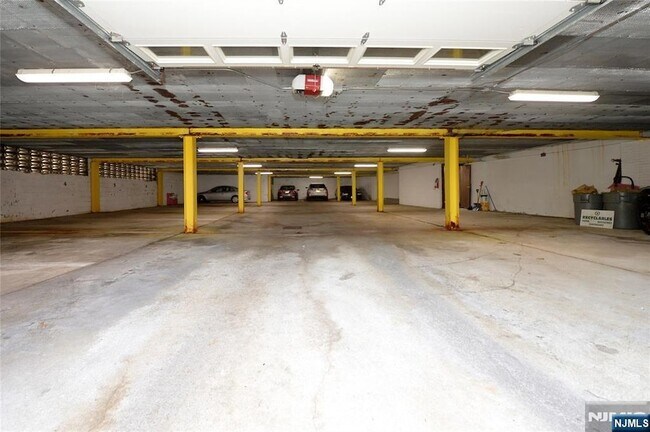 Building Photo - 21-31 Ridge Road Unit D15