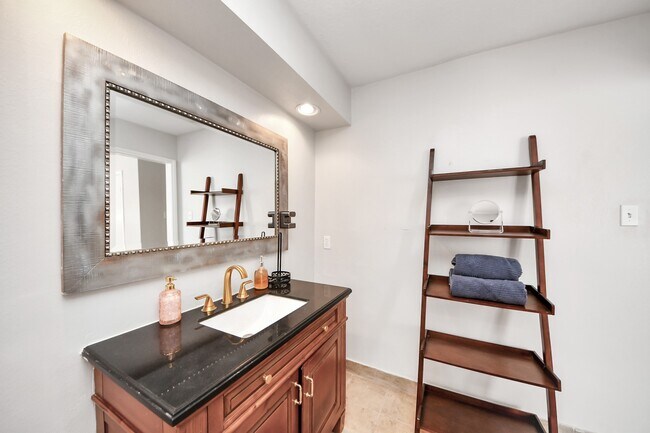 Building Photo - 15715 Creekhaven Dr