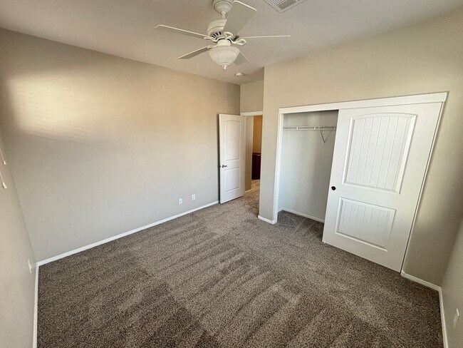 Building Photo - Gorgeous 3Bed/2.5Bath/2Car, 2-Story Home located in Loretta Bay