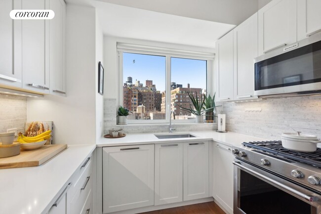 Building Photo - 200 E 94th St