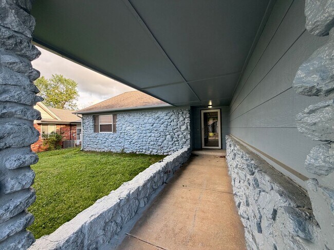 Building Photo - 3-bedroom, 2-bath rental in the heart of Tulsa, located in the highly desirable Union School Dist...