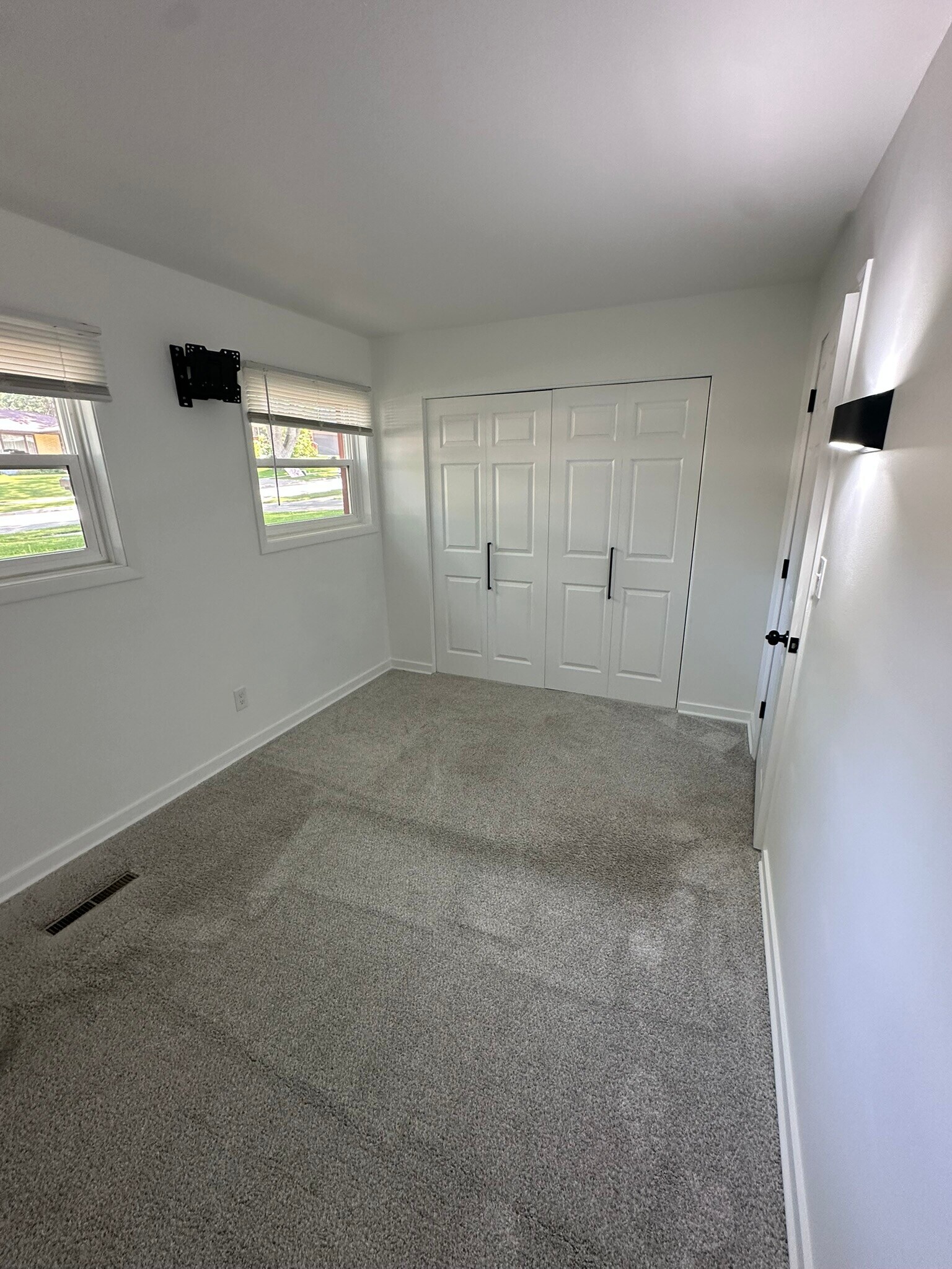 Building Photo - 221 Wedgewood Dr