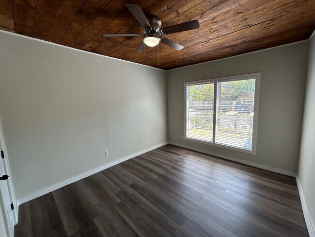 Building Photo - 1245 Kayton Ave