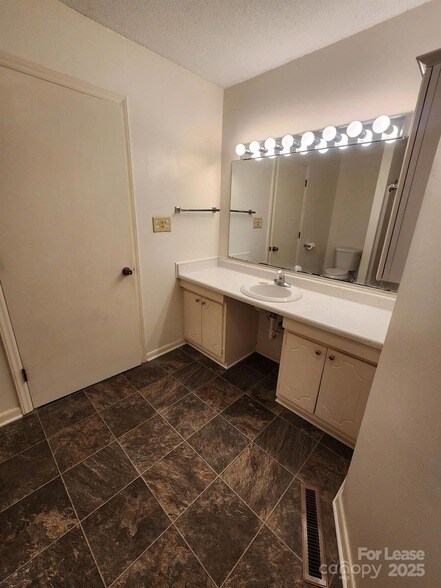 Building Photo - 208 Cliffside Dr