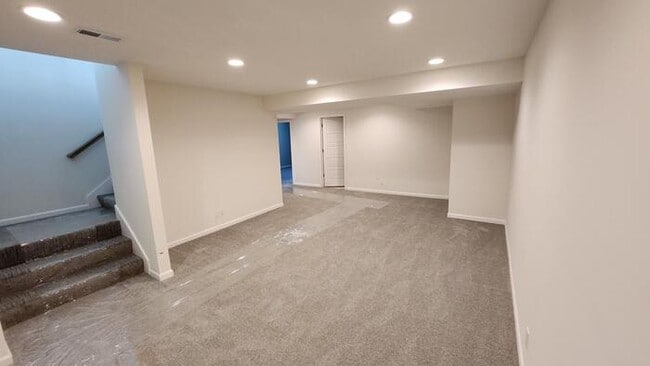 Building Photo - 4 bed 3 bath 2 car garage all maintenance ...