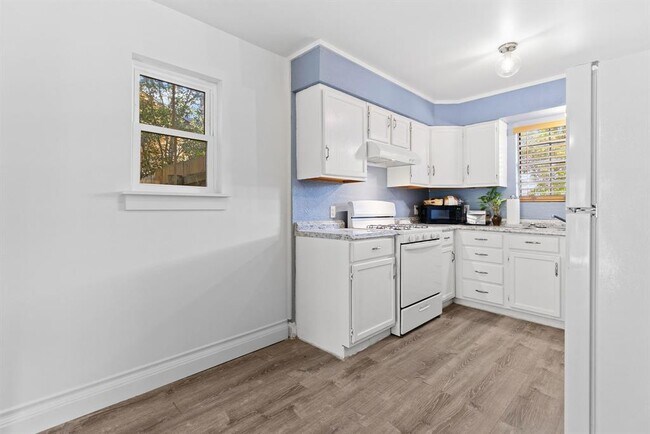 Building Photo - 600 Pin Tail Ln