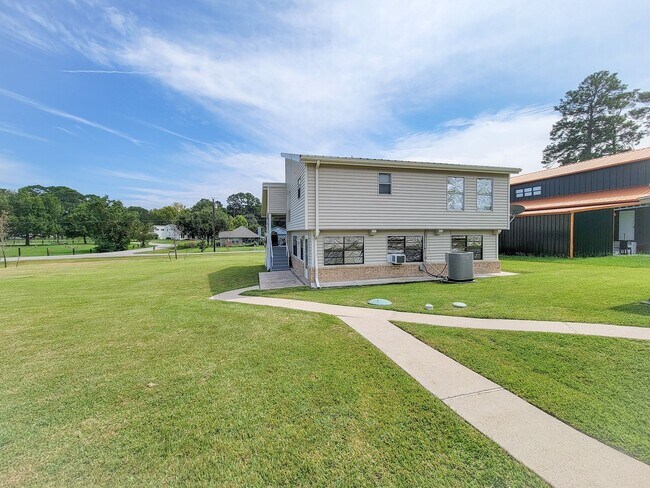 Building Photo - Extremely well maintained home. The second...