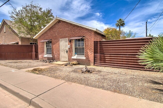 Building Photo - 1010 E Coronado Rd