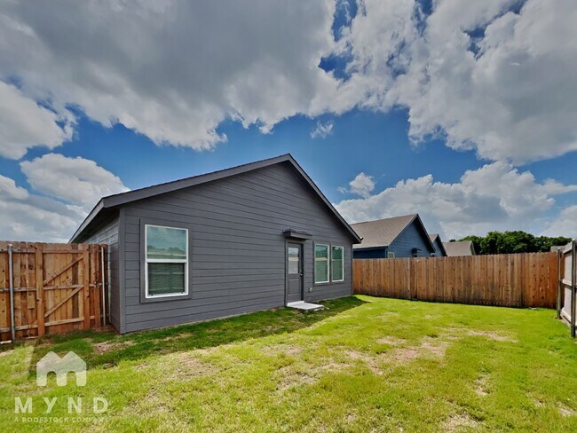 Building Photo - 233 Poplar Pl