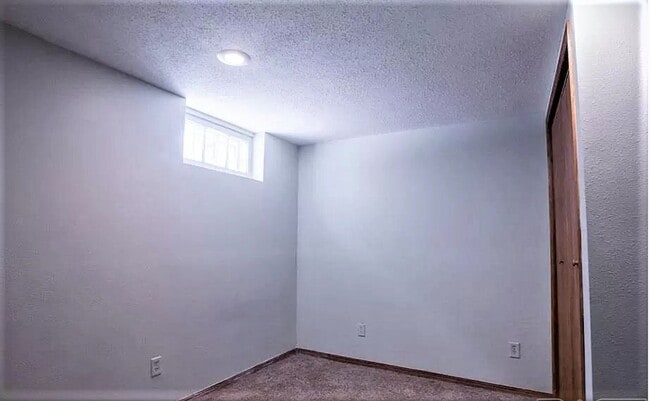 Building Photo - Attention College Students!!