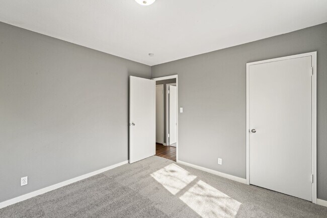 Building Photo - Welcome home to this cozy and fully updated 3-bedroom, 1-bath rental in Kansas City, KS!  1st mon...