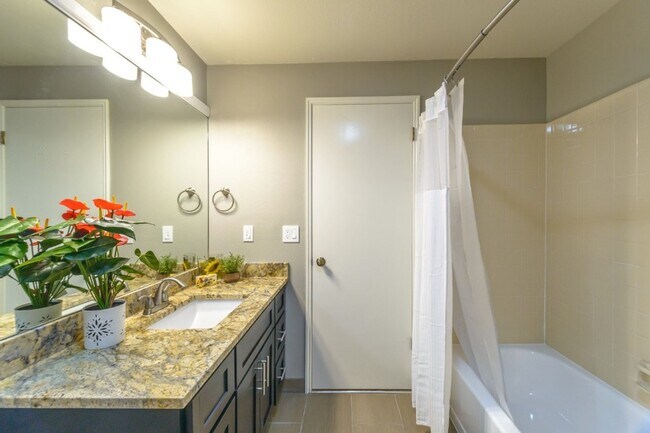 Building Photo - 2bd/1.75ba Kirkland Condo