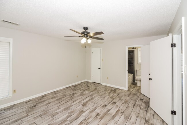 Building Photo - 6885 Silver Hill Ln