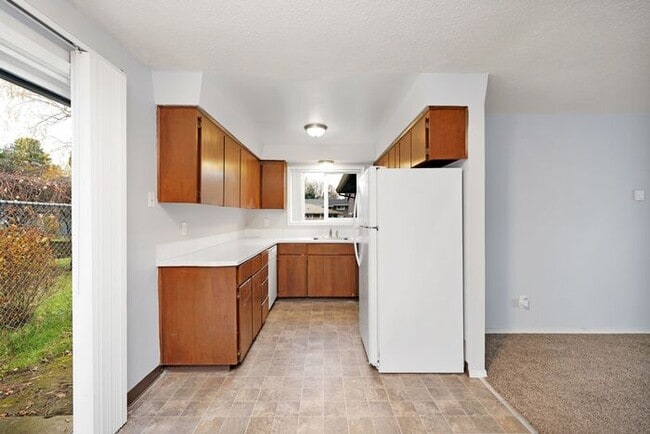 Building Photo - Recently upgraded 3 Bedroom! Washer/Dryer in unit!, Great Location! $500.00 Deposit OAC*!!