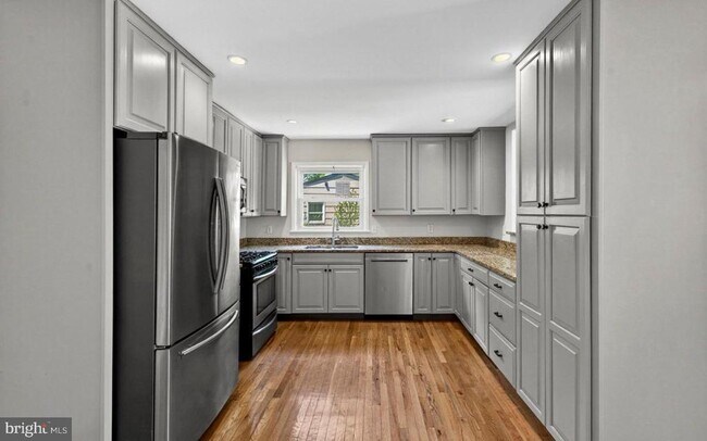 Building Photo - 1109 Hillcrest Dr SW