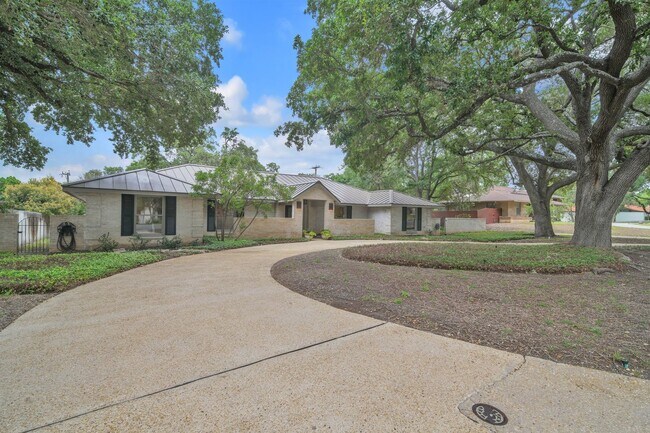 Building Photo - CHARMING 5 BDRM HOME IN CASTLE HILLS!!