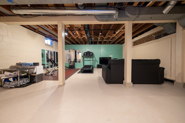 Building Photo - 2626 N Vincent Ave