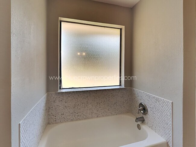 Building Photo - 615 Stoneybrook Dr