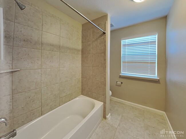 Building Photo - 1327 Tamarack Dr