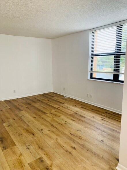 Building Photo - 950 Egret Cir