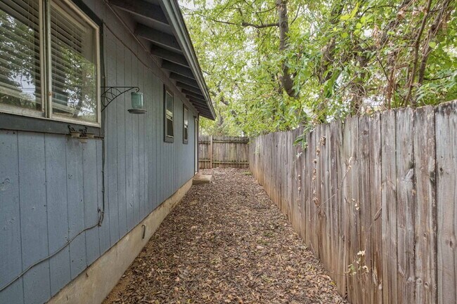 Building Photo - 2928 E 12th St