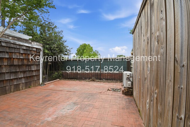 Building Photo - 2 Bed 2.5 Bath Right off Cherry Street!!