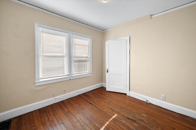 Building Photo - Spacious 4BR/2BA Home with Hardwood Floors Throughout!