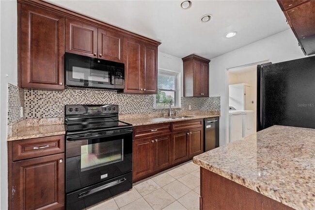 Building Photo - 2115 Sycamore Dr