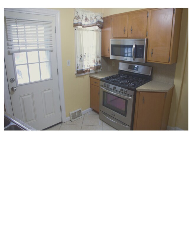 Building Photo - 754 E Washington Ave